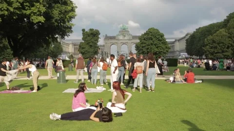 People at the park Vídeos de archivo 281720076