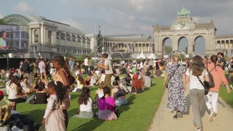 People at the park Vídeos de archivo 281720093