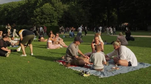 People at the park Vídeos de archivo 281720118