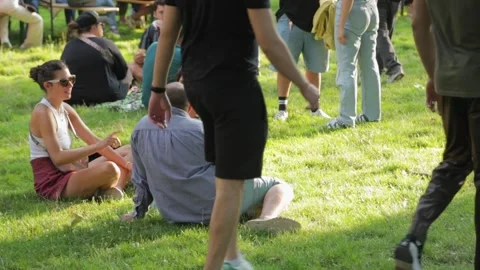 People at the park Vídeos de archivo 281720121