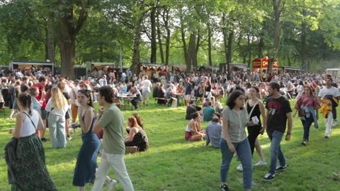 People at the park Vídeos de archivo 281720123