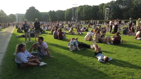 People at the park Vídeos de archivo 281720145