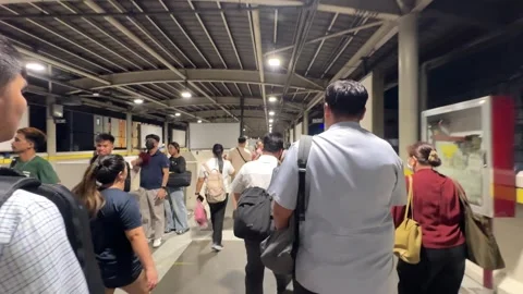 People at Pasay MRT Station Platform 4K 60fps Vídeos de archivo 338400955