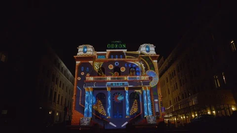 People pass by 3D video mapping projections on buildings. Vídeos de archivo 106693464