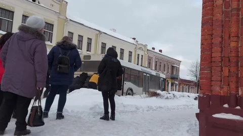 People passengers push out a bus stuck in the snow. Public transport is stalling Видео 166205891