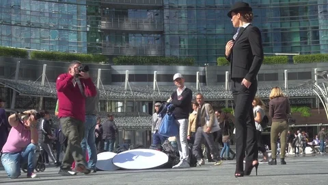 People perform an outdoor training workshop in Gae Aulenti Square, Milan, Italy. Stock-Footage 83256986