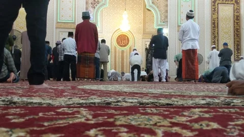 People performing tarawih prayers at the mosque in the holy month of Ramadan Stock Footage 271146830