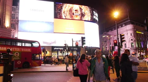 People at Picadilly Circus in the night Vidéo 40364062