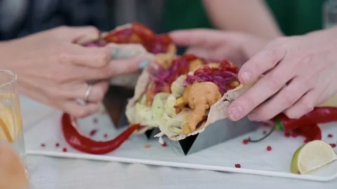 People pick up tacos 스톡 동영상 232991343