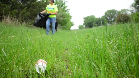 People picking up garbage Vídeos de archivo 39637305