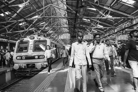 People on the platform during rush hour at Victoria rail station. Daily commu Stock Photos