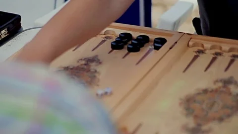 People play backgammon Stockbeeldmateriaal 75250393