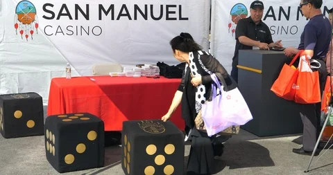 People play dice cubes to win ticket to San Manuel Casino, Los Angeles, 4K Vídeos de archivo 96821686