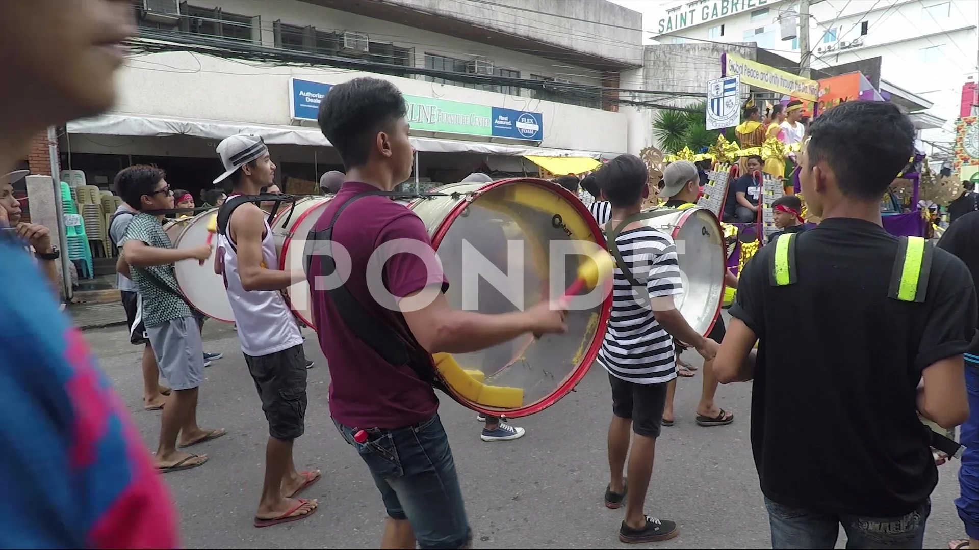 Orang Bermain Drum, festival Ati-AtihanOrang Bermain Drum, festival Ati-Atihan  