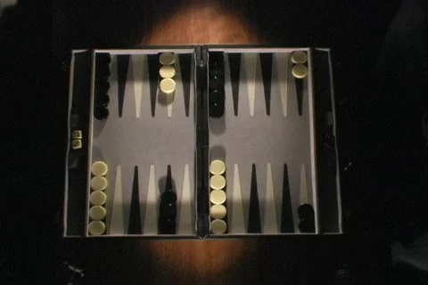 People play a game of backgammon. Stockbeeldmateriaal 552335
