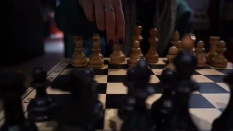 People playing a game of chess 库存影片 148238720