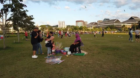 People playing kites and bubbles Video stock 100941762