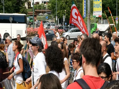 People playing music during demonstration in Milan, Italy Vídeos de archivo 76079484