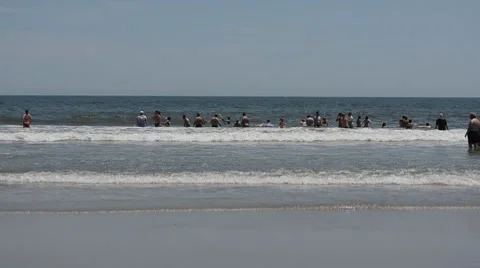 People Playing in Ocean Waves HD Stockbeeldmateriaal 8292470