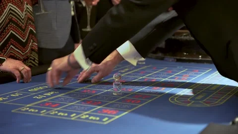 People playing roulette Видео 133806008