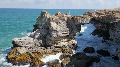 People posing on the famous rocky arch in tyulenovo, bulgaria Vídeo Stock 342650161