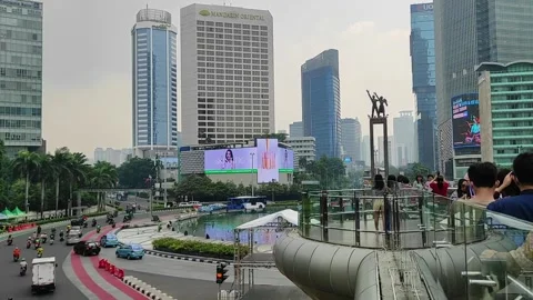 People posing with views of Welcome Monument Stock Footage 262387610