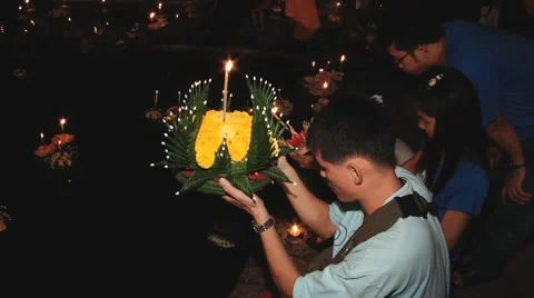People pray and put floating candles on water during Loi Krathong celebrations. Stock-Footage 49543754