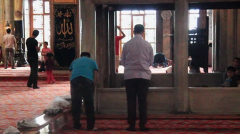 People pray inside the Blue Mosque in Istanbul Stock Footage 39253380