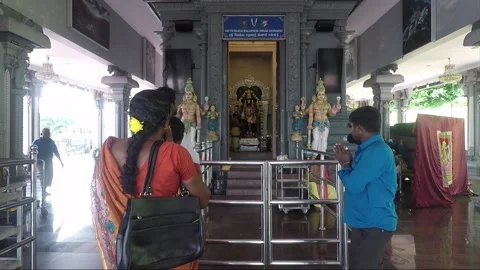 People pray inside Hindu Temple, Batu caves, Selangor, Kuala Lumpur, Malaysia 库存影片 186072077