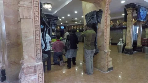 People pray inside Korttu Malai Pillayar Hindu Temple, Kuala Lumpur, Malaysia 库存影片 170220544