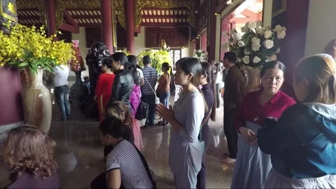People pray inside main hall of Buddhist Linh Ung Pagoda, Da Nang, Vietnam Video stock 176899297