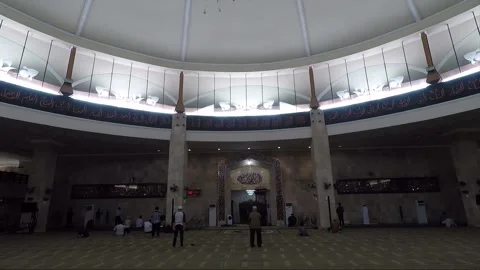 People pray inside Sabilal Muhtadin Mosque, Banjarmasin, Kalimantan, Indonesia Video stock 163586773