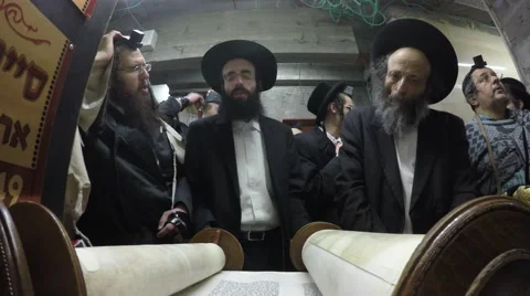 People pray in Itzkowitz synagogue, the busiest synagogue in the world Видео 47827632
