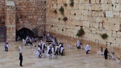 People pray at the Western Wall in Jerusalem 스톡 동영상 79596157