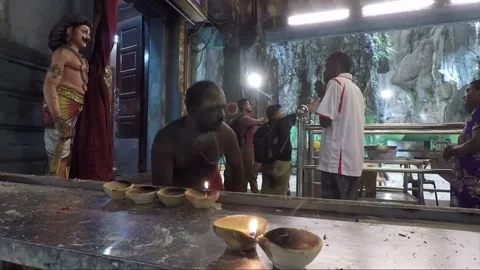 People praying in Hindu Temple inside Main cave, Batu caves, Kuala Lumpur 库存影片 196395162