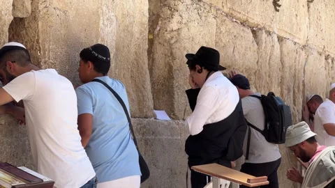 People praying at the Wailing Wall in Jerusalem Old City, Israel 스톡 동영상 249192164