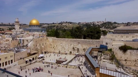 People praying on the wall, the Temple Mount, the Night Dome of the Rock Dome Видео 124522818