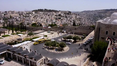 People praying on the wall, the Temple Mount, the Night Dome of the Rock Dome Vidéo 124522928
