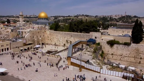 People praying on the wall, the Temple Mount, the Night Dome of the Rock Dome Видео 124522964