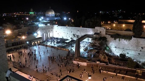 People praying on the wall, the Temple Mount, the Night Dome of the Rock Dome Видео 124523241