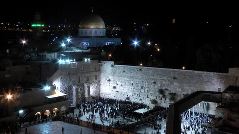 People praying on the wall, the Temple Mount, the Night Dome of the Rock Dome Видео 124523388