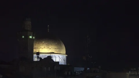 People praying on the wall, the Temple Mount, the Night Dome of the Rock Dome 스톡 동영상 125035618