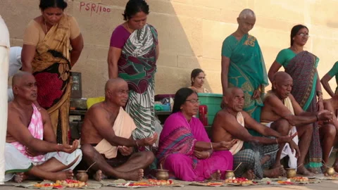 People prays and devotes for their grandparent's spirits in Varanasi Stock Footage 132964964