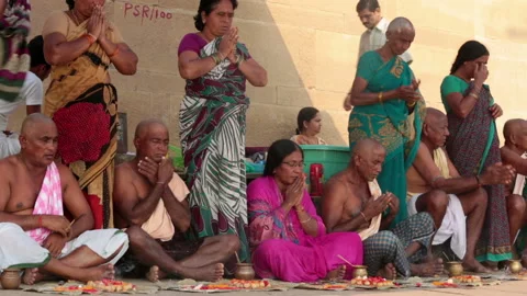 People prays and devotes for their grandparent's spirits in Varanasi Stock Footage 132965494