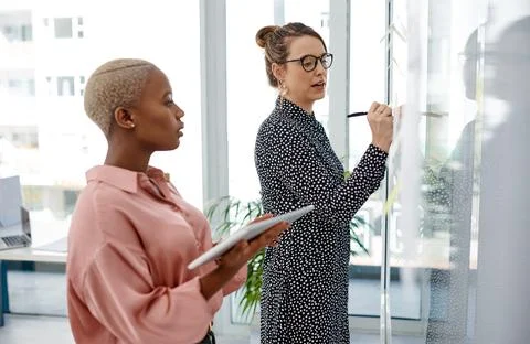 People, problem solving or brainstorming on glass wall, tablet or sticky note Foto stock