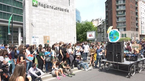 People protesting at Friday for future sit-in, global strike, Milan, Italy Vídeo Stock 113193738