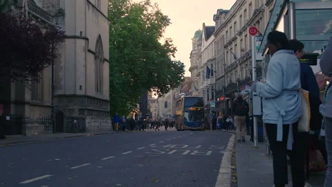 People que for buses during evening in old Oxford, England Stock Footage 230354135