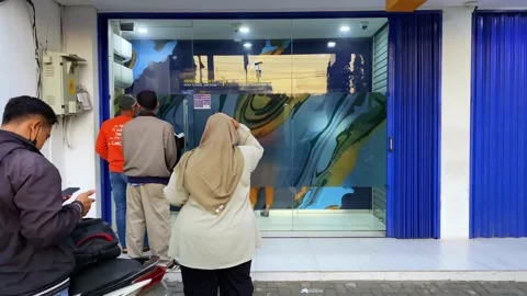 People queue at the ATM machine Video stock 251121490