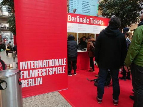 People queue up in front of a booth selling tickets for the Berlinale Festival Foto stock