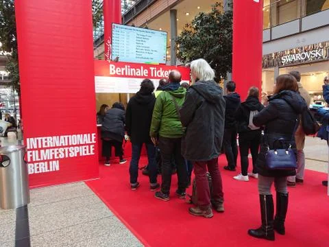 People queue up in front of a booth selling tickets for the Berlinale Festival Foto stock